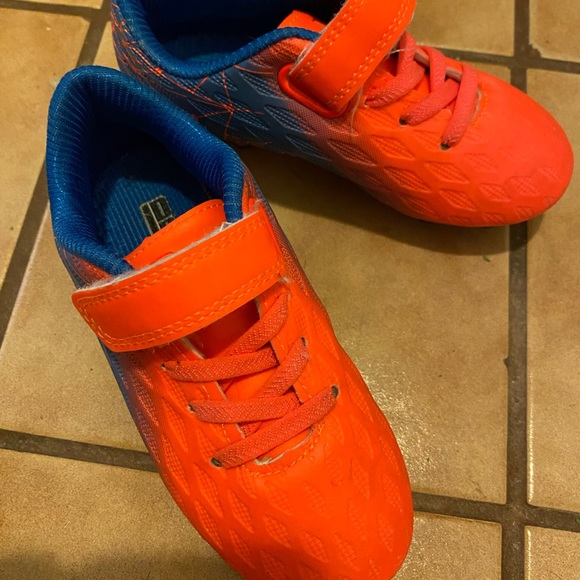 Kids cleats size 10 - Picture 2 of 4